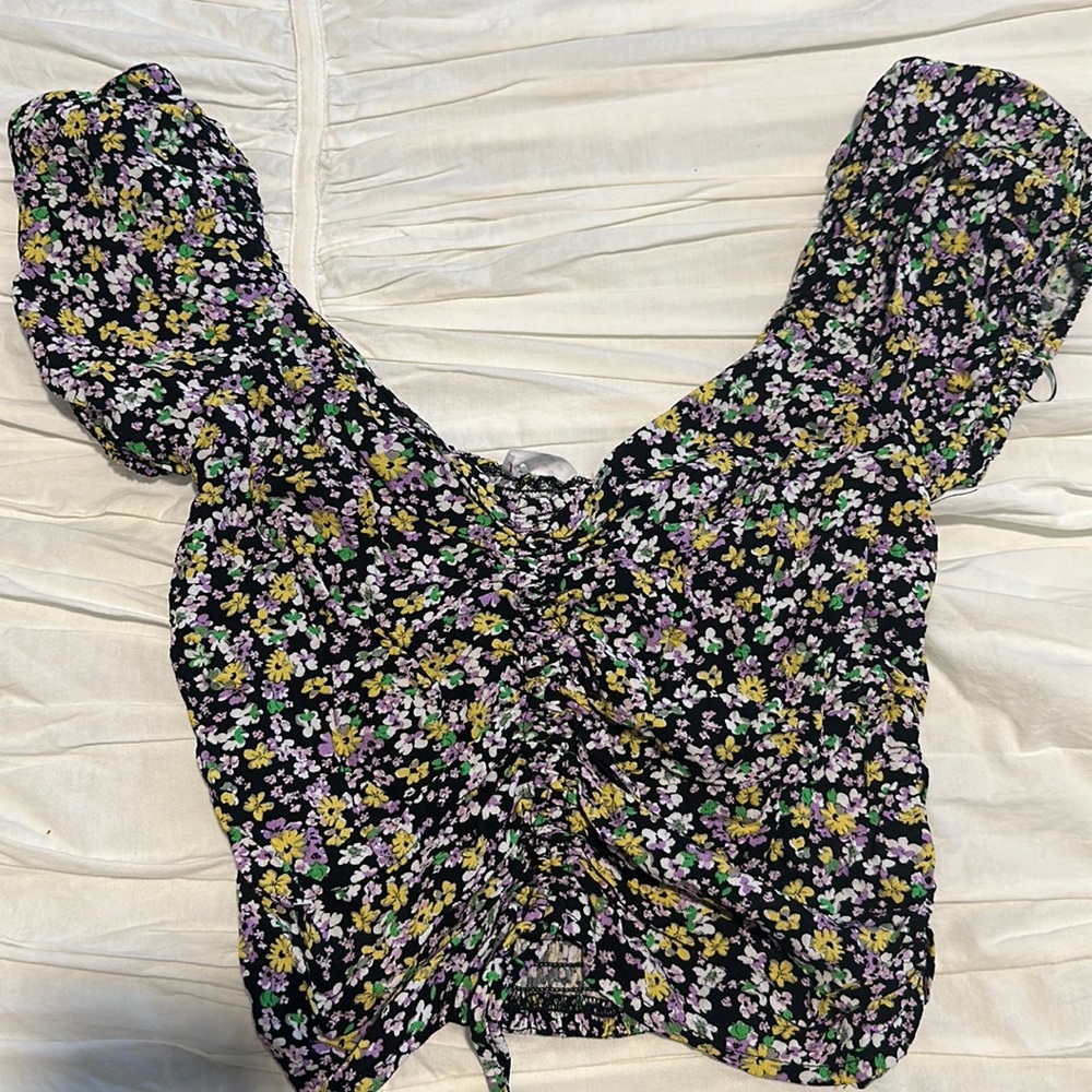 Short Sleeve Black Floral Cinched Crop Top